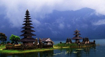 3.Eloknya-Pura-Ulun-Danu-Beratan-di-Bedugul-Bali1